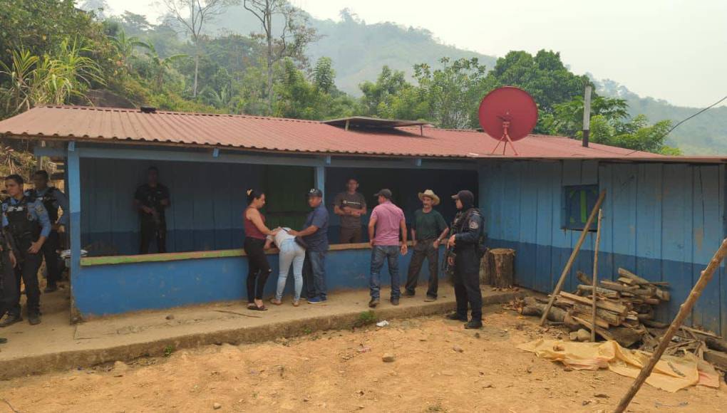 Los cuerpos de la madre y sus dos hijas fueron encontrados en esta vivienda en la que funcionaba una pulpería en el sector conocido como Brisas de Jaguaca en Olanchito, Yoro.