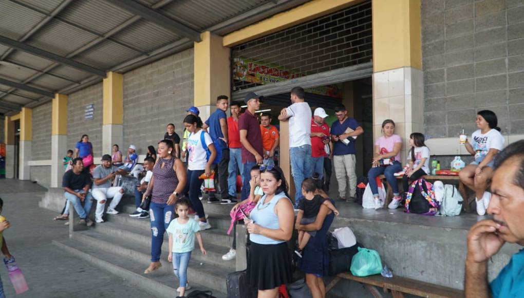 En la terminal, los buses comienzan a salir desde las 4:00 de la mañana hacia los diferentes destinos. 