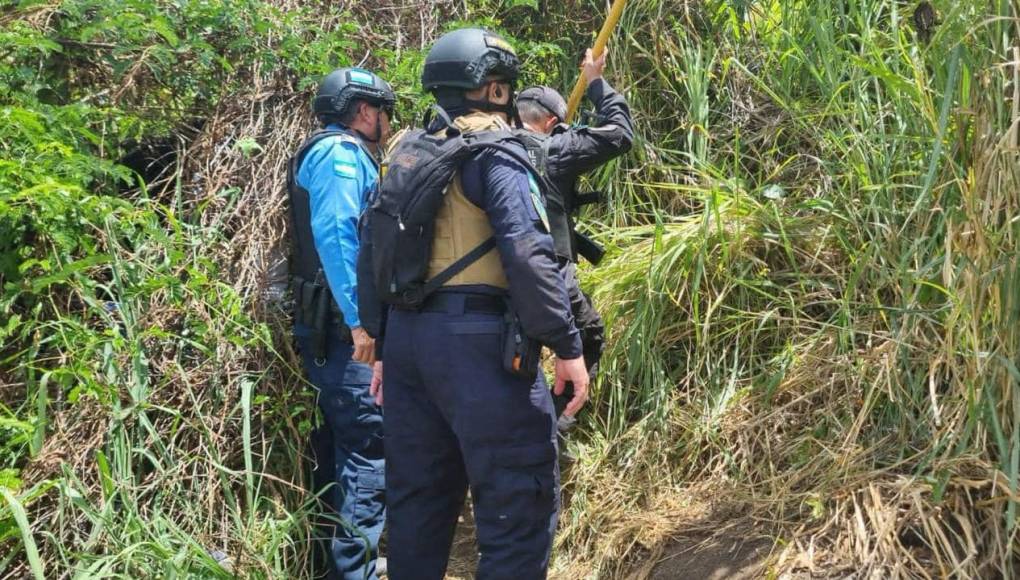 El operativo está encaminado a una línea de investigación desprendida de un asalto a un autolote en San Pedro Sula, donde hombres armados vestían indumentaria hechiza de la Dipampco.