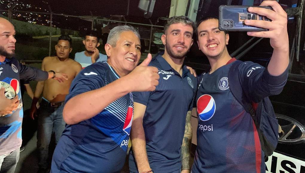 Asimismo, los aficionados de Motagua aprovecharon para tomarse fotos con el argentino.