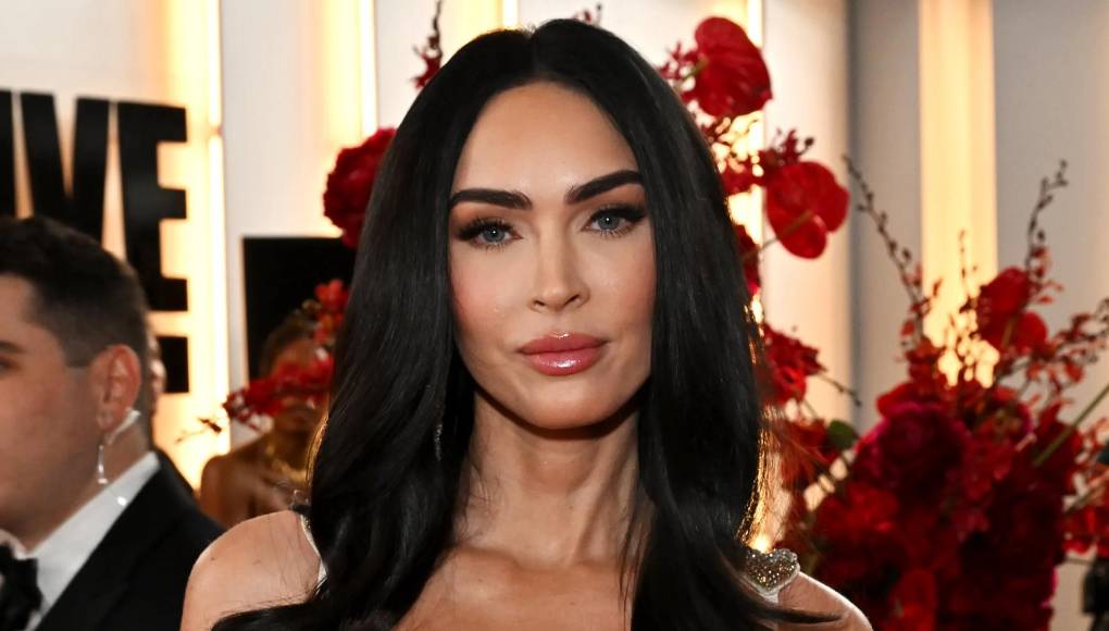 Megan Fox es una actriz y modelo norteamericana de 37 años. Ha destacado en los medios por su impactante belleza: un cuerpo cercano a la perfección, una larga cabellera oscura que contrasta exquisitamente con un par de ojos azules. Ha participado en infinidad de rankings de las mujeres más bellas y sexis del mundo, y por supuesto, se ubicó siempre en los primeros puestos.