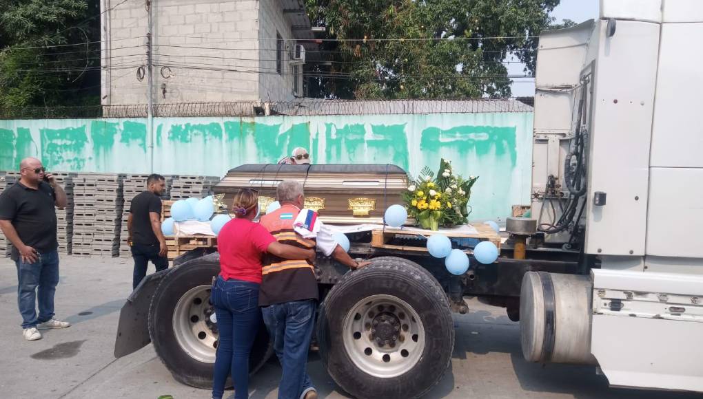Los familiares, amigos y vecinos lo acompañaron hasta el cementerio.