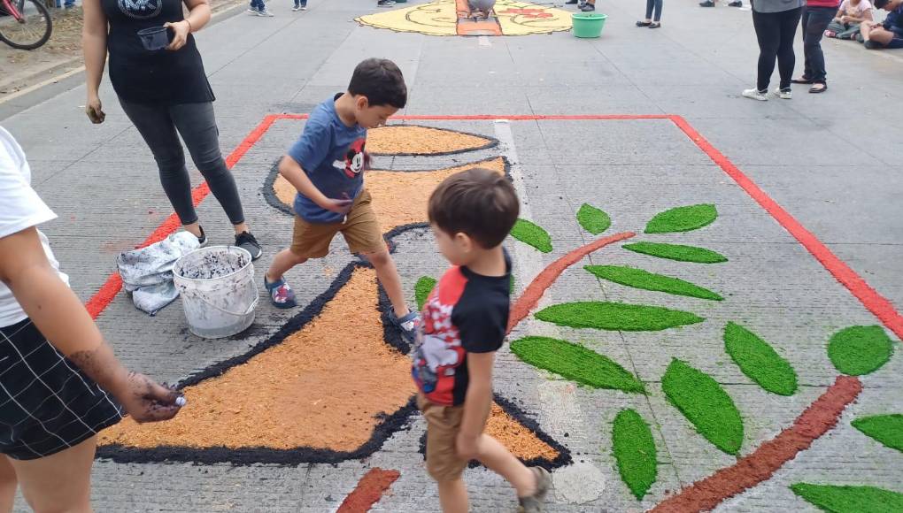 Muchos niños se involucraron junto a sus padres en la elaboración de alfombras, como un aviso de que harán perdurar la tradición en el barrio Barandillas donde históricamente se han realizado estas hermosas obras de arte católico.