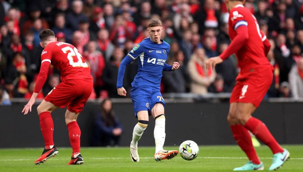 Después de haber sido internacional en categorías inferiores, con las que ganó la Eurocopa Sub-21 de 2023,28 el 17 de noviembre de ese mismo año hizo su debut con la selección absoluta en un partido de clasificación para la Eurocopa 2024 ante Malta.