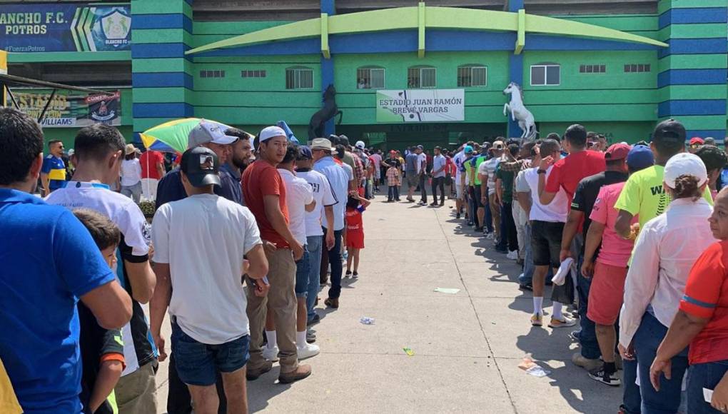 Enormes filas para entrar al estadio Juan Ramón Brevé Vargas para el partido entre Olancho FC y Olimpia.