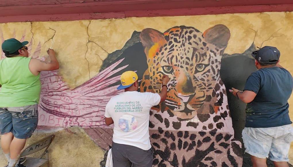 Con una técnica innovadora de pintura 3D, los artistas de países como Argentina, Colombia, Nicaragua, México y Guatemala, están dejando su huella en las paredes de Dulce Nombre. 