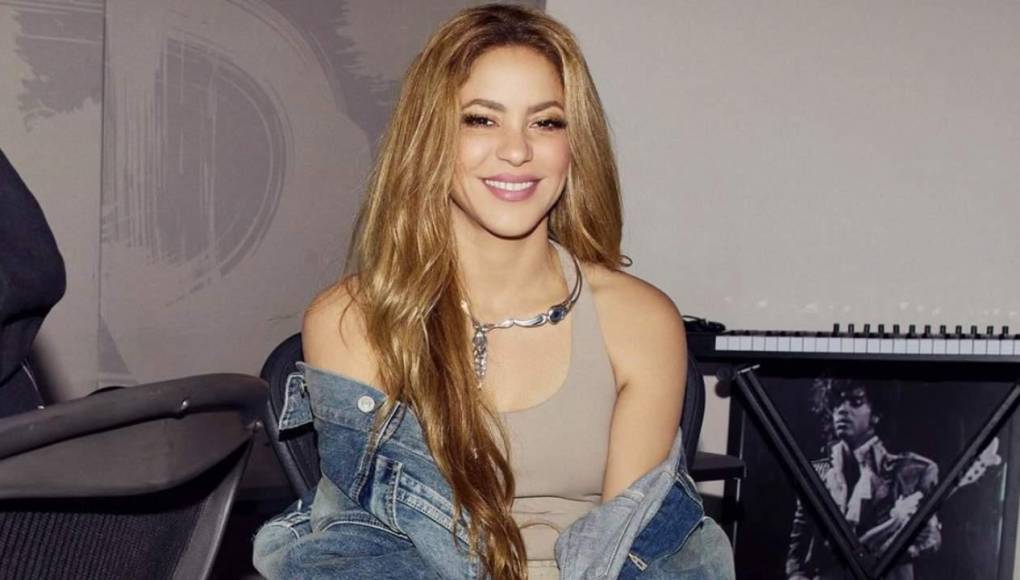 Conocida por su resiliencia, fusión cultural y talento musical duradero, Shakira encarna la esencia de una verdadera ‘Fuerza Femenina’, indica la casa editora.