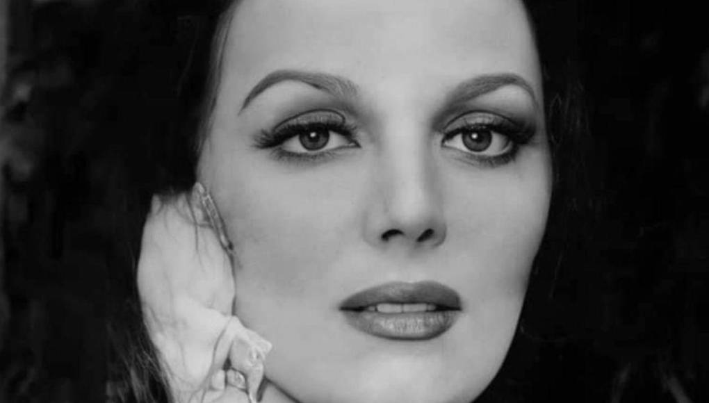 De origen yugoslavo y descendiente de una familia montenegrina, Aleksandra Acimovic Popovic, que era su nombre real, nació en Bari, Italia, en plena posguerra en 1946. Sus padres decidieron emigrar a Argentina, donde creció, y ya en su juventud viajó a México por una propuesta para trabajar en una película, sin sospechar que en México acabaría por hacerse de gran fama gracias a su belleza y a su presencia en numerosas películas del llamado “cine de ficheras”.