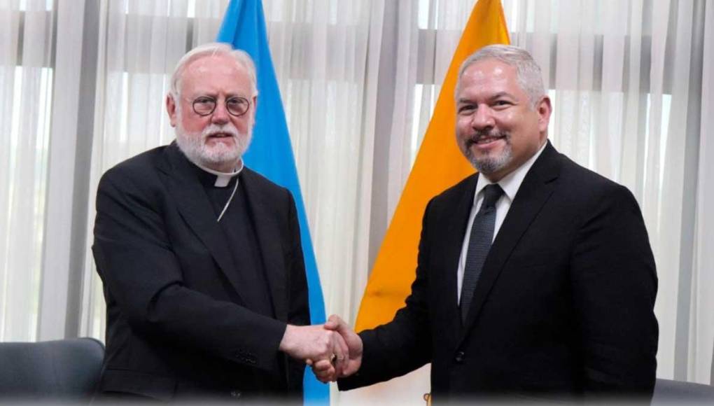 La presidenta de Honduras se reúne con el ministro de Exteriores del Vaticano