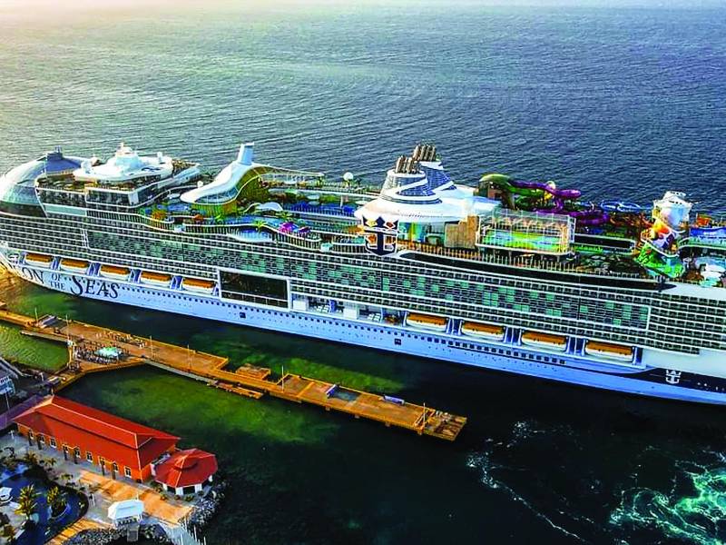 El Icon Of the Seas hizo ver pequeñas las instalaciones del puerto de crucero de Roatán.