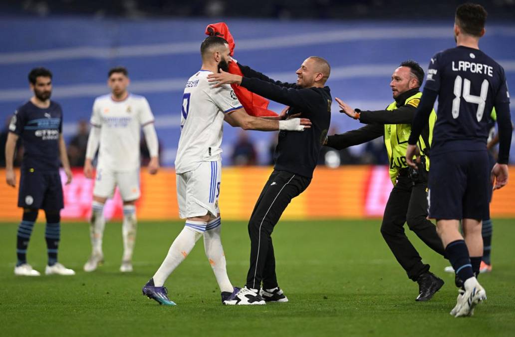 Un aficionado saltó al campo del Bernabéu para abrazar a Benzema.