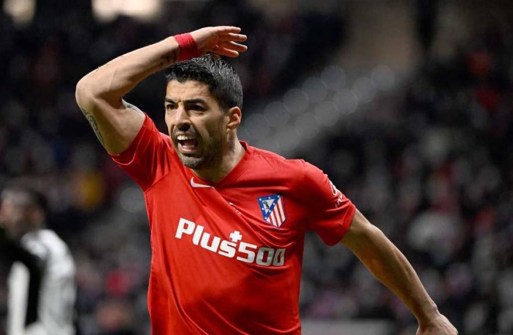 La renovación de Luis Suárez se encuentra en suspenso y no se sabe si continuará siendo futbolista del Atlético de Madrid ya que su contrato termina al término de esta temporada. Se menciona que el Aston Villa lo pretende.