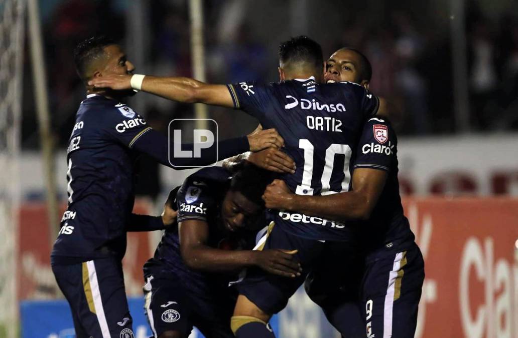 Los jugadores del Motagua celebrando el gol del argentino Mauro Ortiz para el triunfo ante el Olimpia.