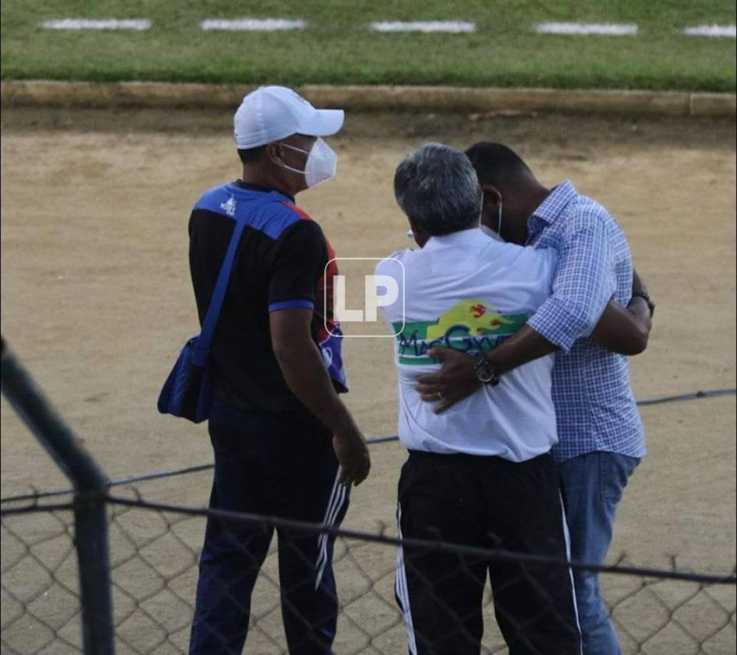 El fraternal saludo entre Ramón ‘Primitivo‘ Maradiaga y Raúl Cáceres antes del inicio del partido UPN-Platense en el estadio Marcelo Tinoco de Danlí.