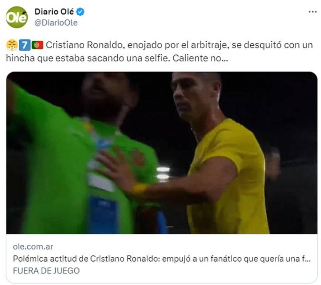 Una personaba buscaba una selfie con Cristiano Ronaldo y el futbolista lo terminó empujando . Una acción que indignó a los aficionados que estaban en el estadio. 