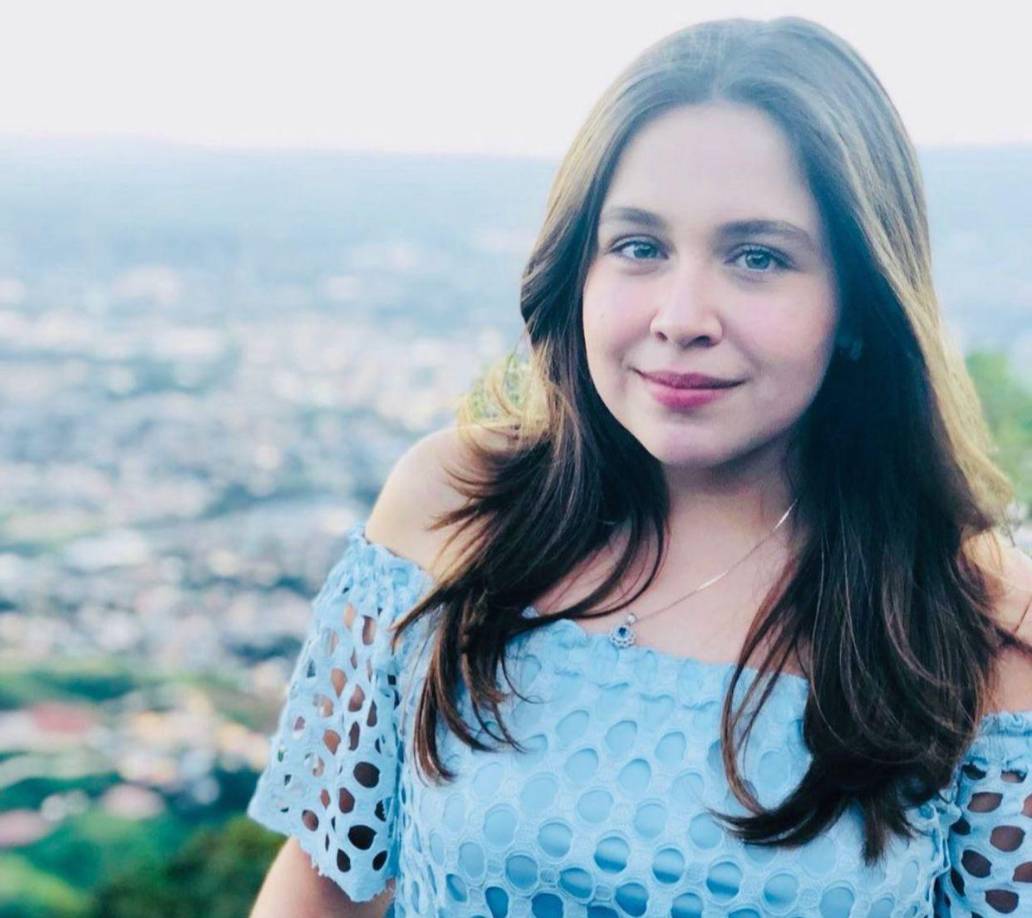 Es la tercera de los cuatro hijos de Ana García y Juan Orlando Hernández.