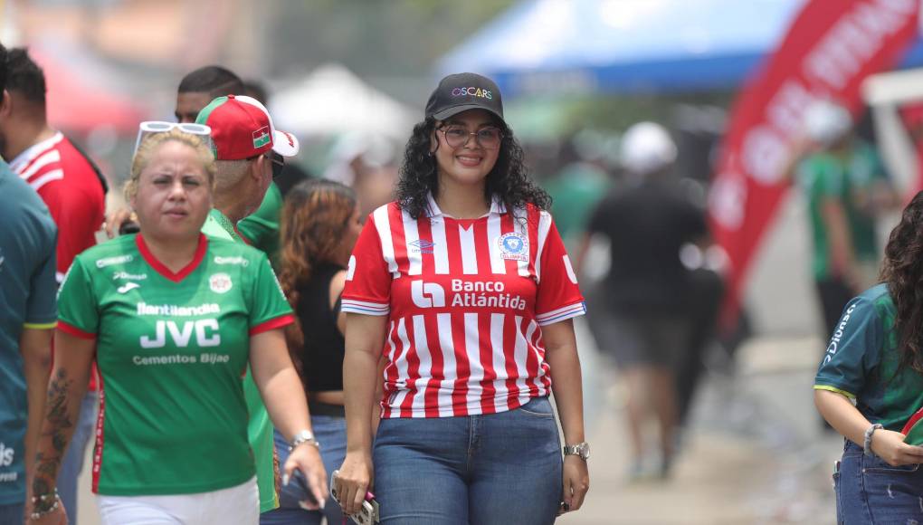 Esta chica identificada con la camiseta del Olimpia se hizo presente al estadio Yankel Rosenthal.
