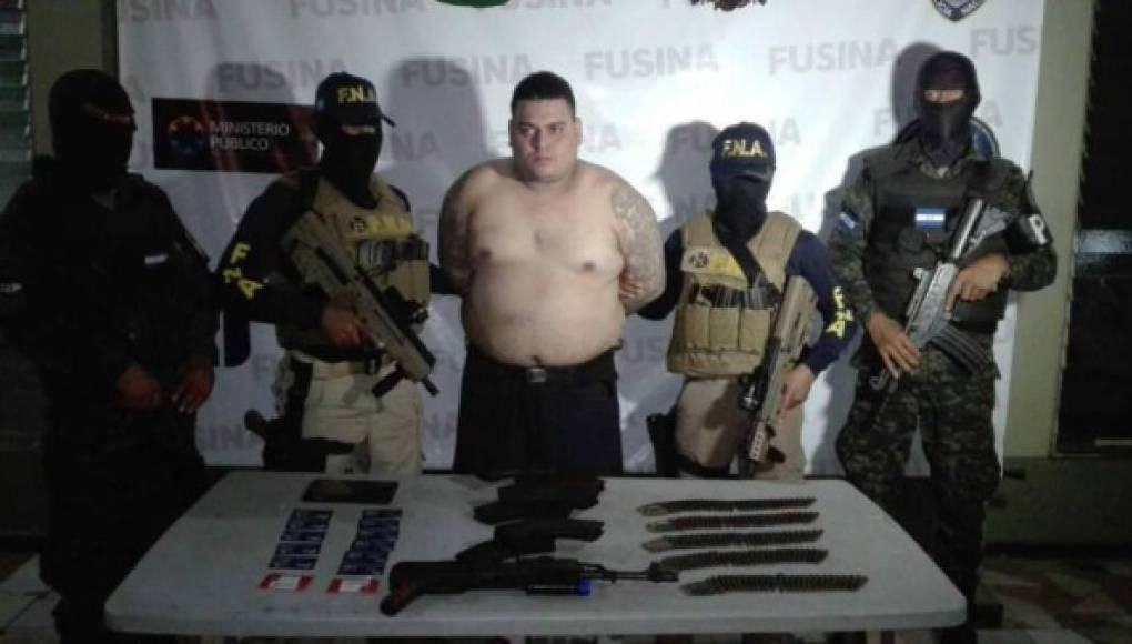 “Pechocho” volvió a caer en Jardines del Valle con una Ak-47 en el 2017. Esta foto fue tomada el día de su captura en las instalaciones de Fusina en San Pedro Sula.