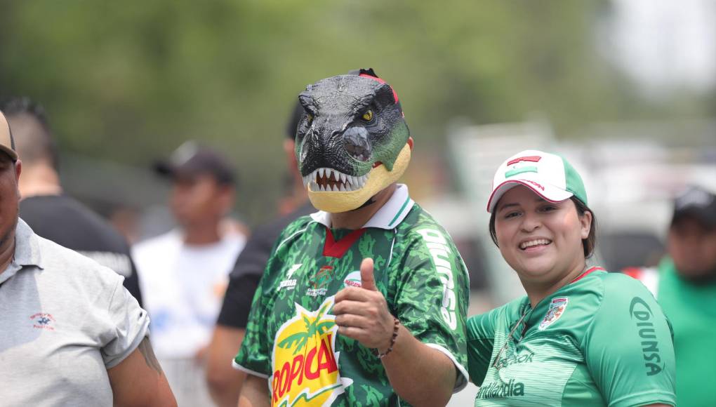 Un aficionado del Marathón bien identificado con camiseta del equipo verde.