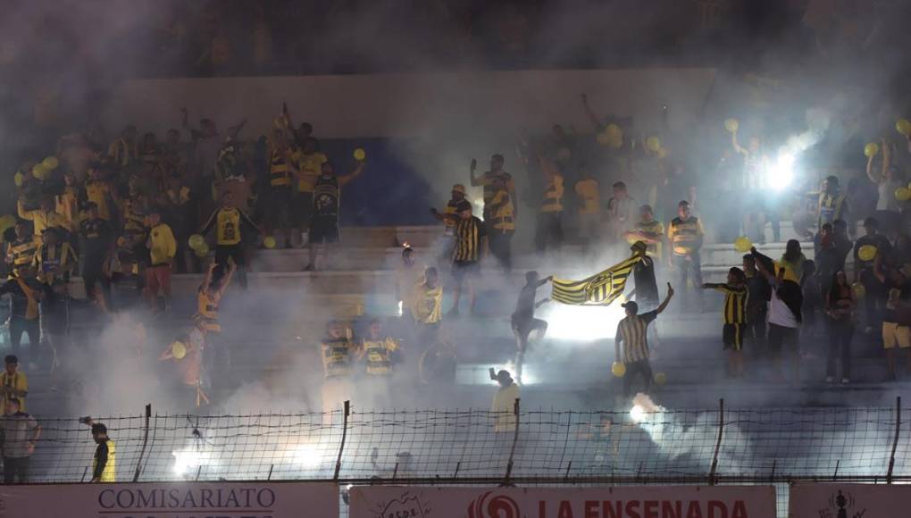 La afición del Real España puso el ambiente en el estadio Olímpico durante el Clásico ante Olimpia.