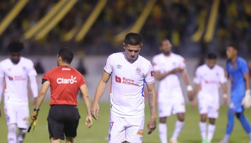 Jonathan Paz salió cabizbajo del Olímpico tras la derrota. El defensa cometió un errorazo en el gol del Real España.