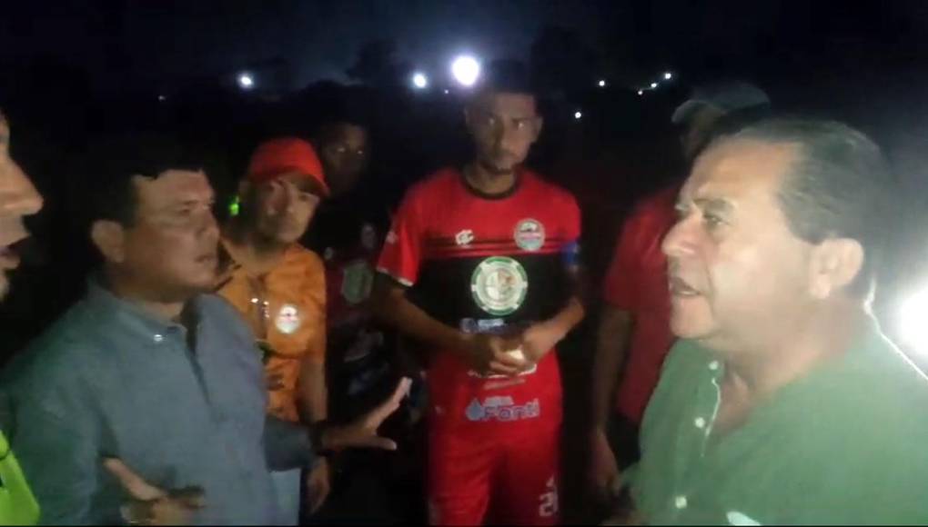 Los capitanes de ambos equipos dialogaron con el comisario y el árbitro para definir la reanudación del partido.