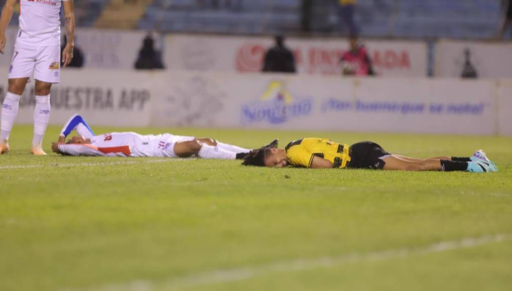 Los dos jugadores quedaron tendido en el suelo tras el duro choque.