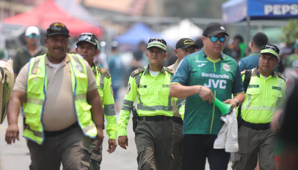 Elementos de la Policía Municipal también están presentes . 
