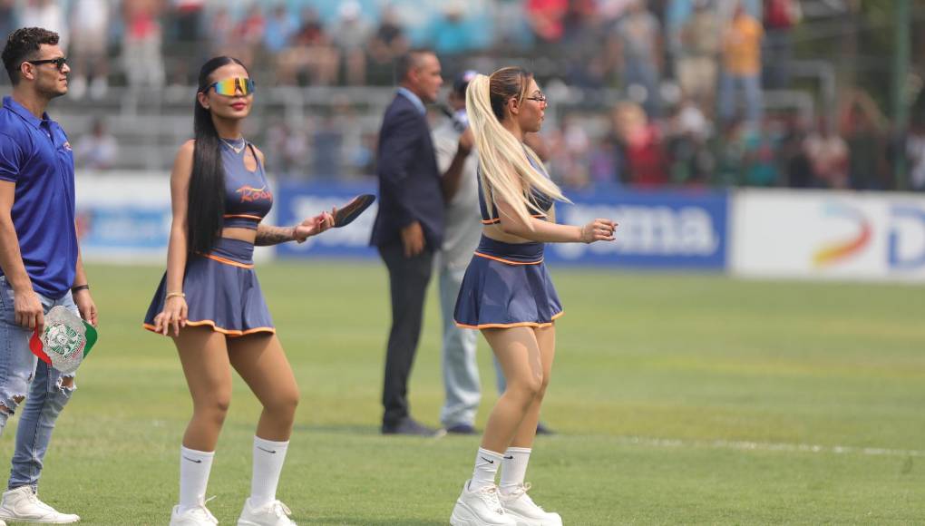 Tiendas Rossy y sus edecanes se robaron el show en el estadio Yankel Rosenthal.