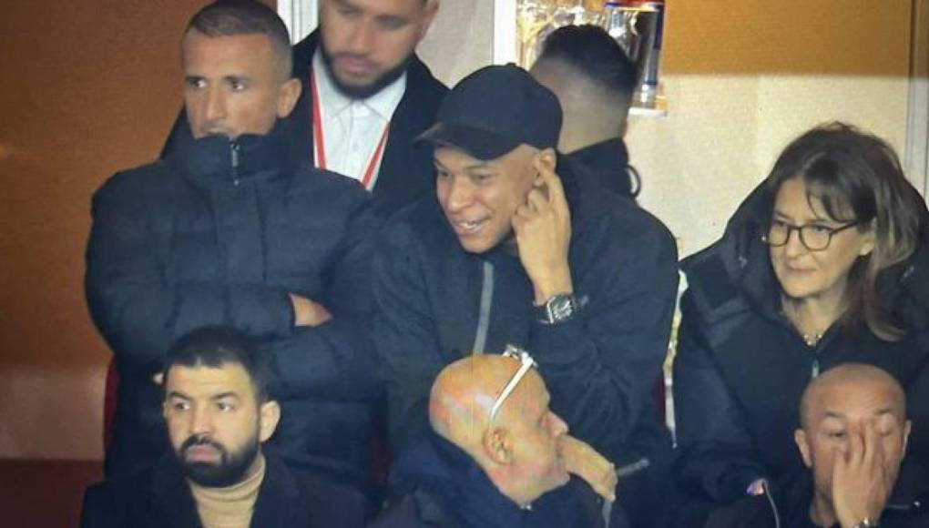 Mbappé en los palcos junto con su madre y agente Fayza Lamari. Ella es la que lleva toda la operación con el Real Madrid para que su hijo pueda desembarcar en el Santiago Bernabéu el próximo verano.