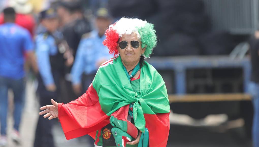 Doña Besy de 50 años de edad llegó a darle apoyo a su amado Marathón.