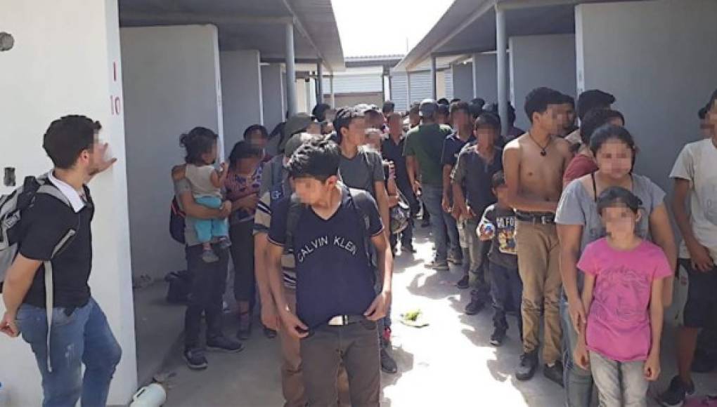 Policía mexicana captura a 75 migrantes que se escondían en una casa, 61 son hondureños