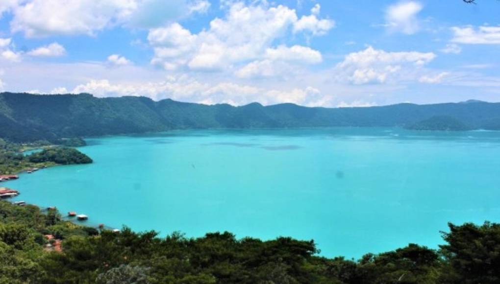 El Salvador estudia misteriosa coloración turquesa del lago de Coatepeque