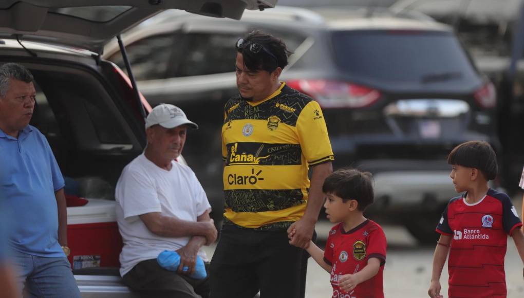 Padres con sus pequeños llegan bien identificados.