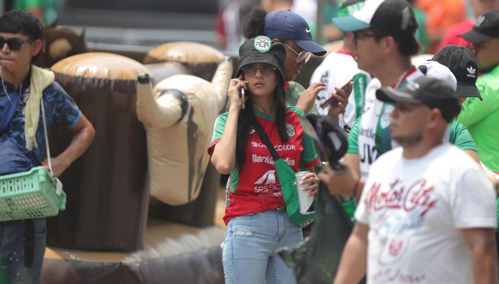 Lindas mujeres roban suspiros en el estadio Yankel Rosenthal por la Gran Final entre Marathón y Olimpia. 