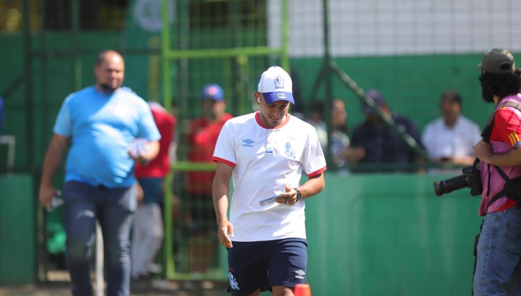 Edwin Rodríguez, jugador del Olimpia, viendo el partido en su celular.