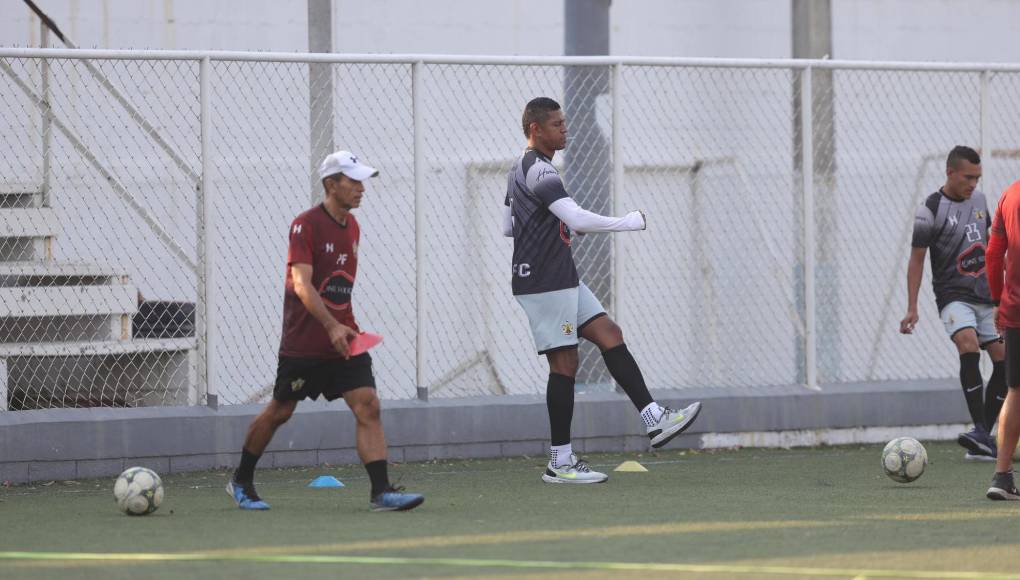 Costly realiza cada uno de los ejercicios que se le asignan.