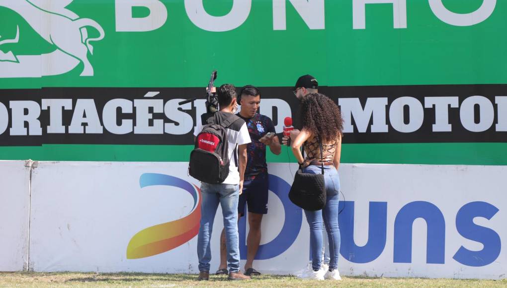 Kevin “Choloma” López pidiendo información del partido a periodistas.