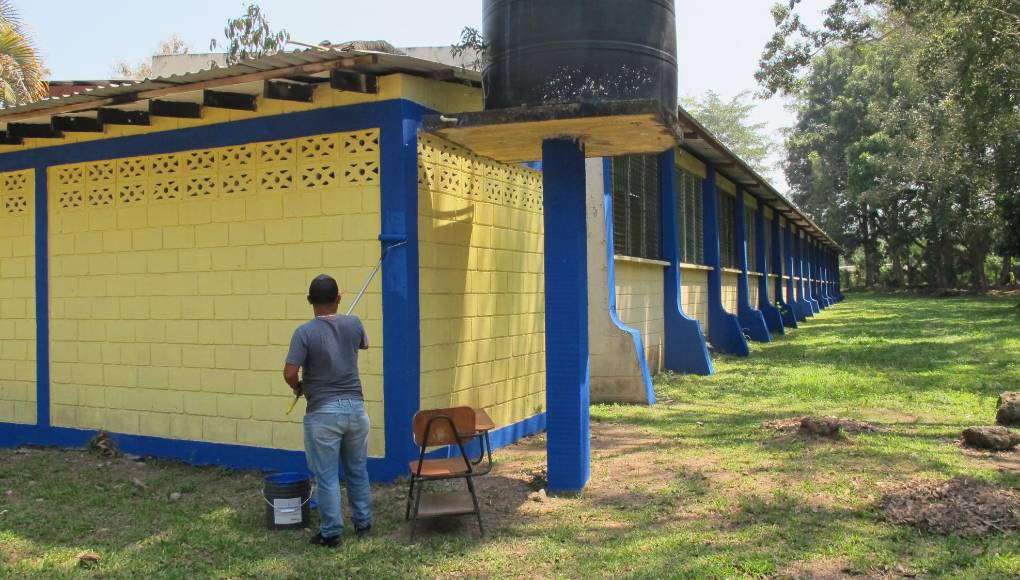 Los colores instituciones ahora brillan en los edificios y sus pasillos. Pintores, constructores y soldadores trabajan a tiempo corrido en este centro universitario.