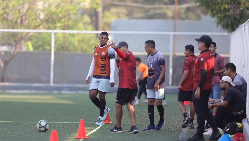 Costly no deja su costumbre de masticar una pajilla mientras está en la cancha.