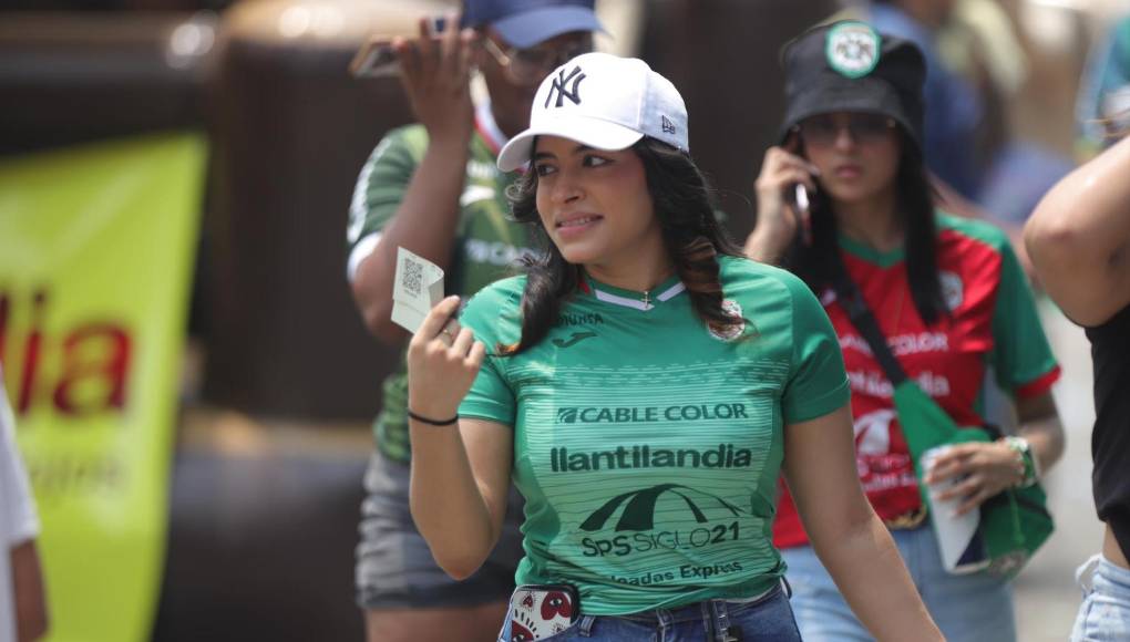 Aficionada del Marathón que cautivó en los alrededores del estadio Yankel Rosenthal. 