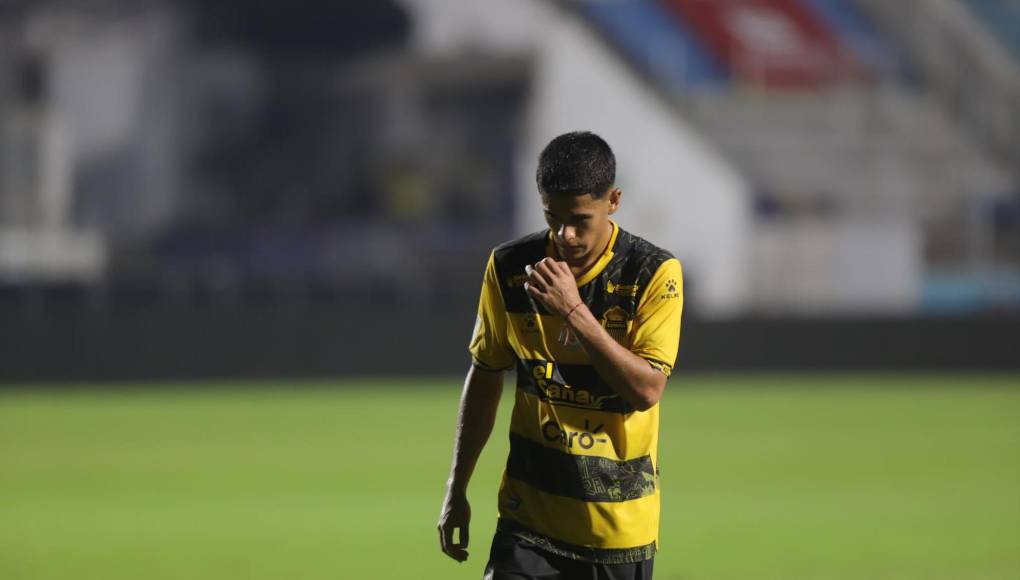 Tras el pitazo final, la tristeza fue evidente en la plantilla del Real España. 