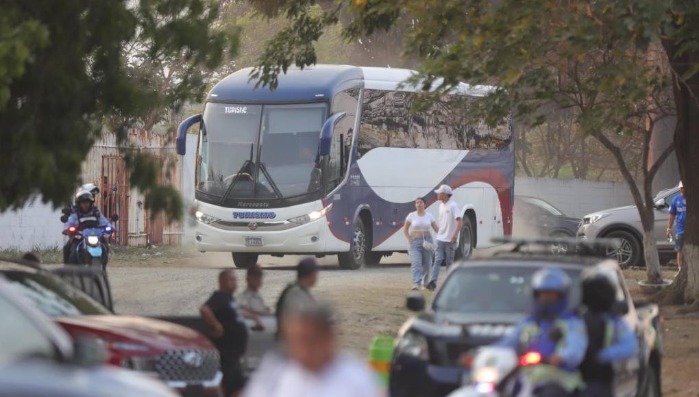Llegada del bus del Olimpia.