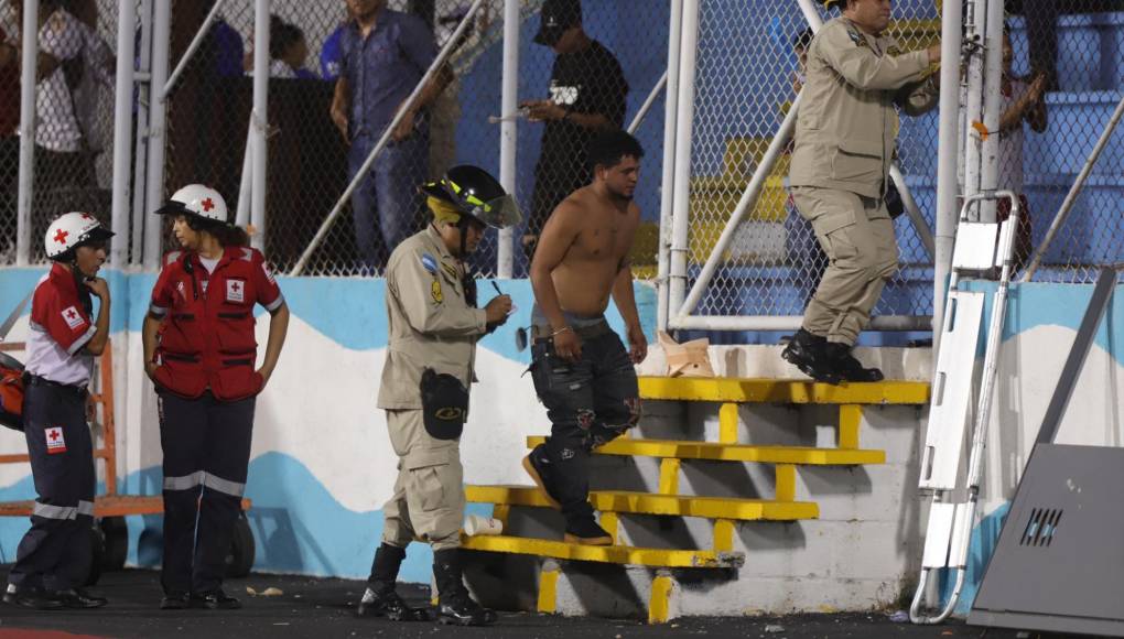 Este aficionado fue atendido por el cuerpo de paramédicos tras caer de una de las gradas del estadio Nacional Chelato Uclés.