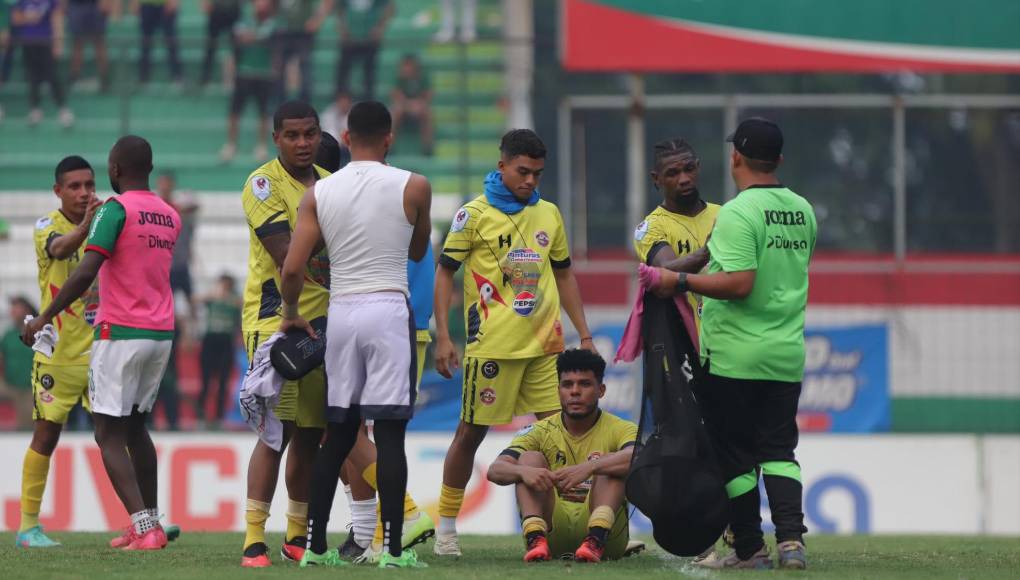 El dolor de los jugadores del Génesis FC al quedar eliminados.