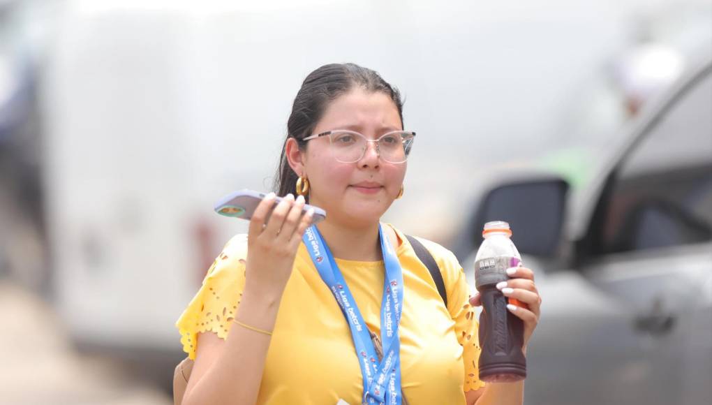 Las chicas no podían faltar en los estadios del fútbol hondureño. 