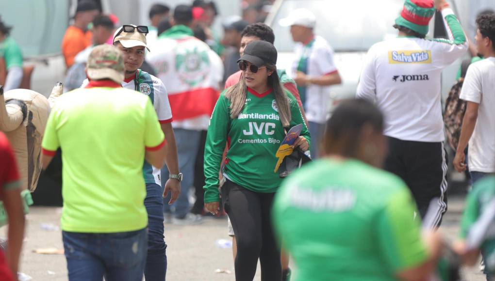Una linda aficionada del Marathón que llegó muy temprano al estadio Yankel Rosenthal. 