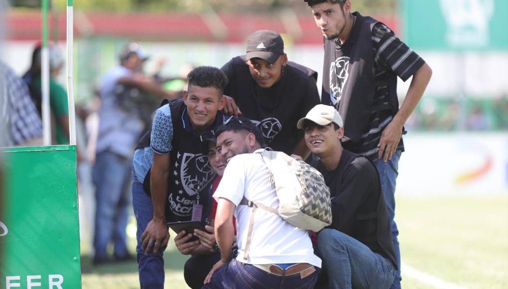 Staff del clásico en el Yankel Rosenthal estaba atento a la transmisión del partido de la Champions.