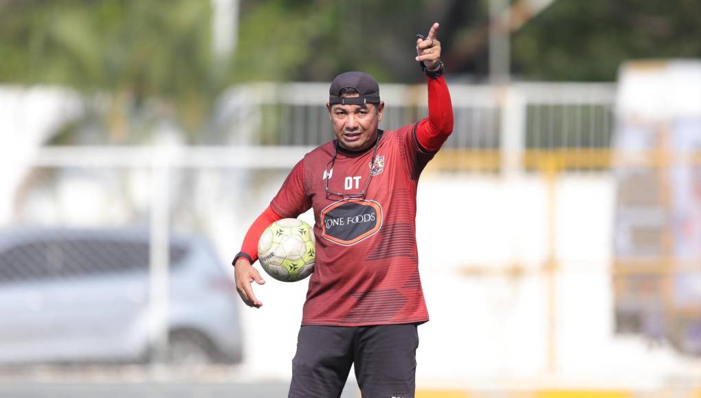 ”Chato “ Padilla dirige al Lone FC de la Liga de Ascenso. Entrena a Carlo Costly.