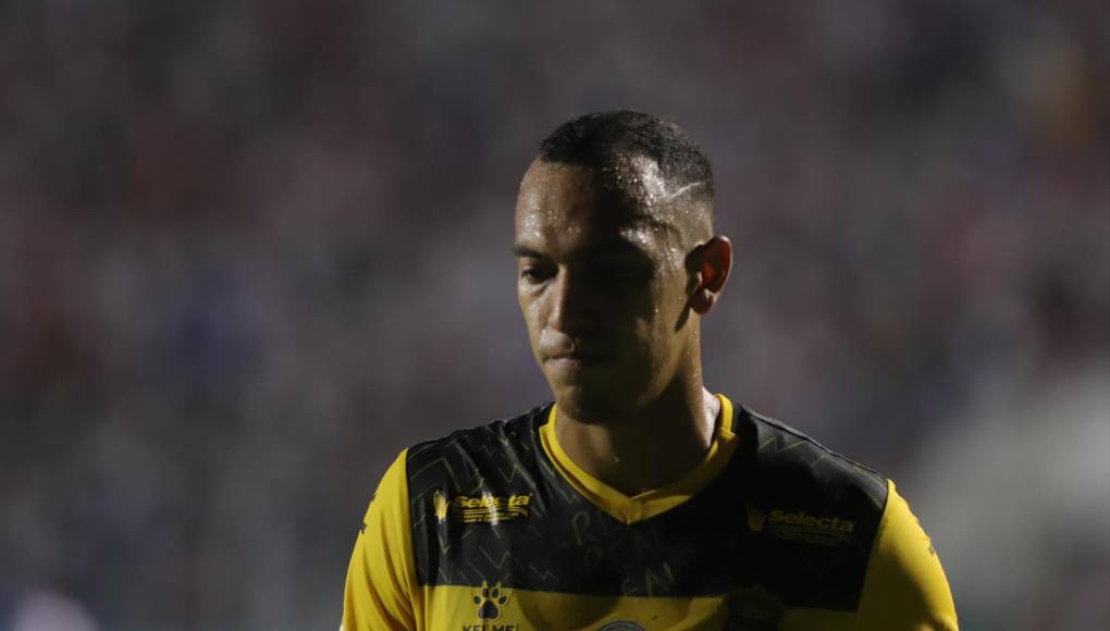 El central Devron García evidenció su tristeza tras la eliminación en repechaje del Real España. 